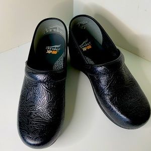 Dansko Professional tooled black leather XP20 clogs size 40
